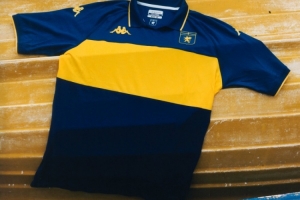 热那亚发第四球衣，庆祝由热那亚移民创立的博卡青年成立120周年